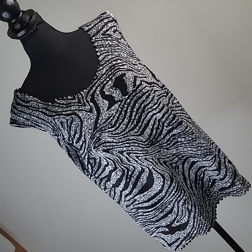 Belle Amie sz XL poly spandex blend top with cutout neckline & hem